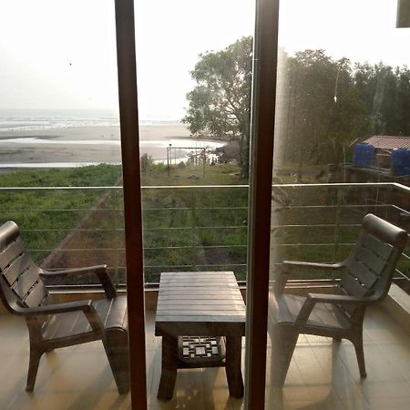 Whistling Waves Beach Resort Ānjarle Exterior foto